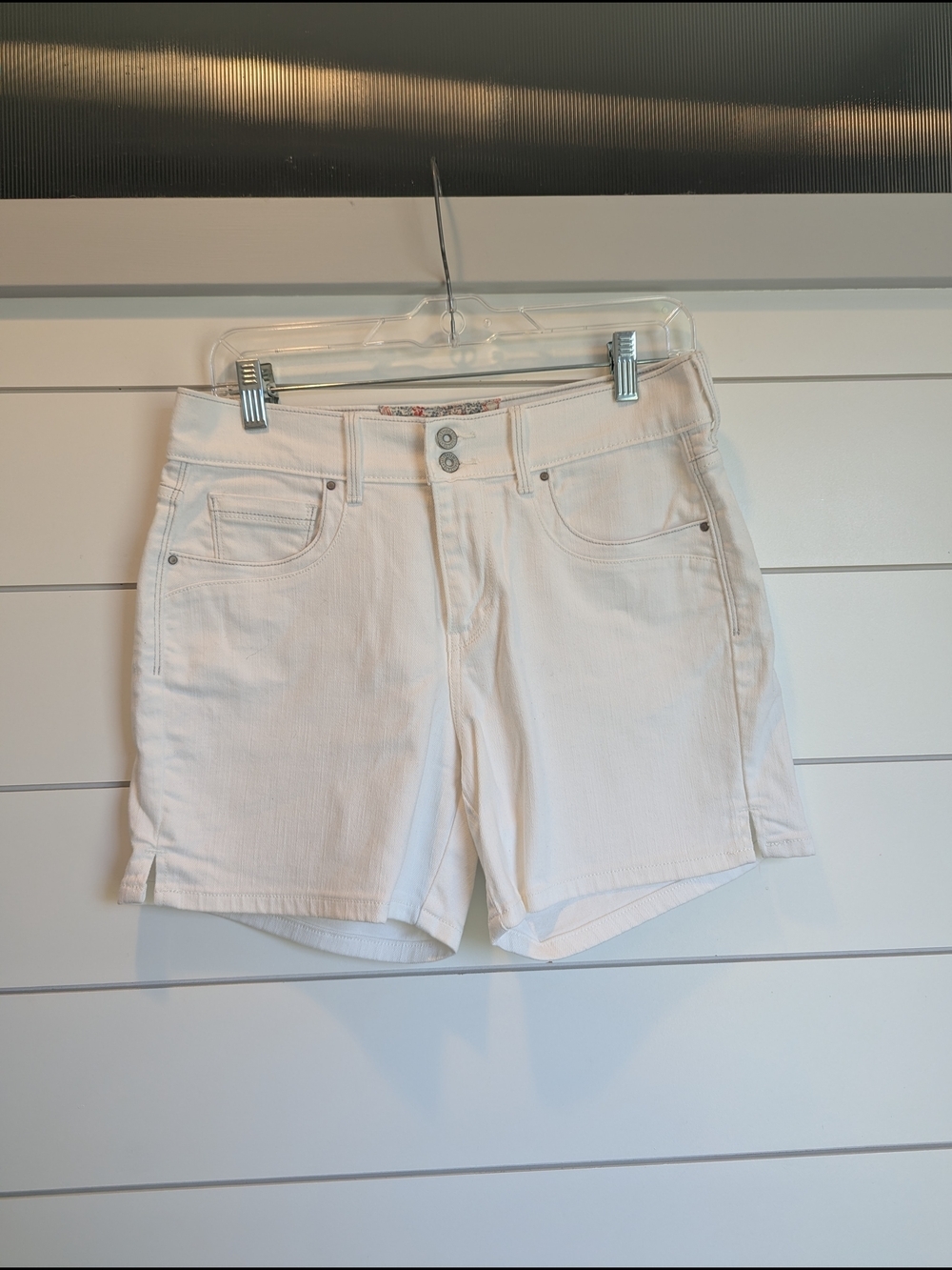 Vintage Levi's White Denim Shorts Mid Length Size 6 Cotton Butter Mom